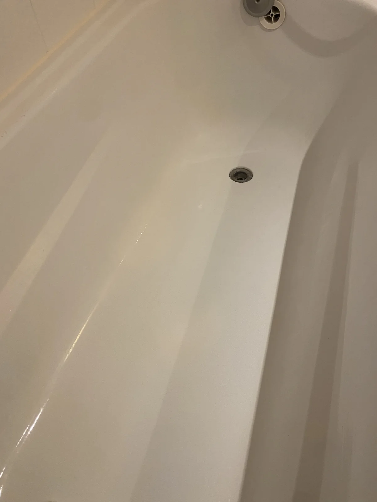 부분수리 시공 후 매끄럽게 복원된 욕조 표면