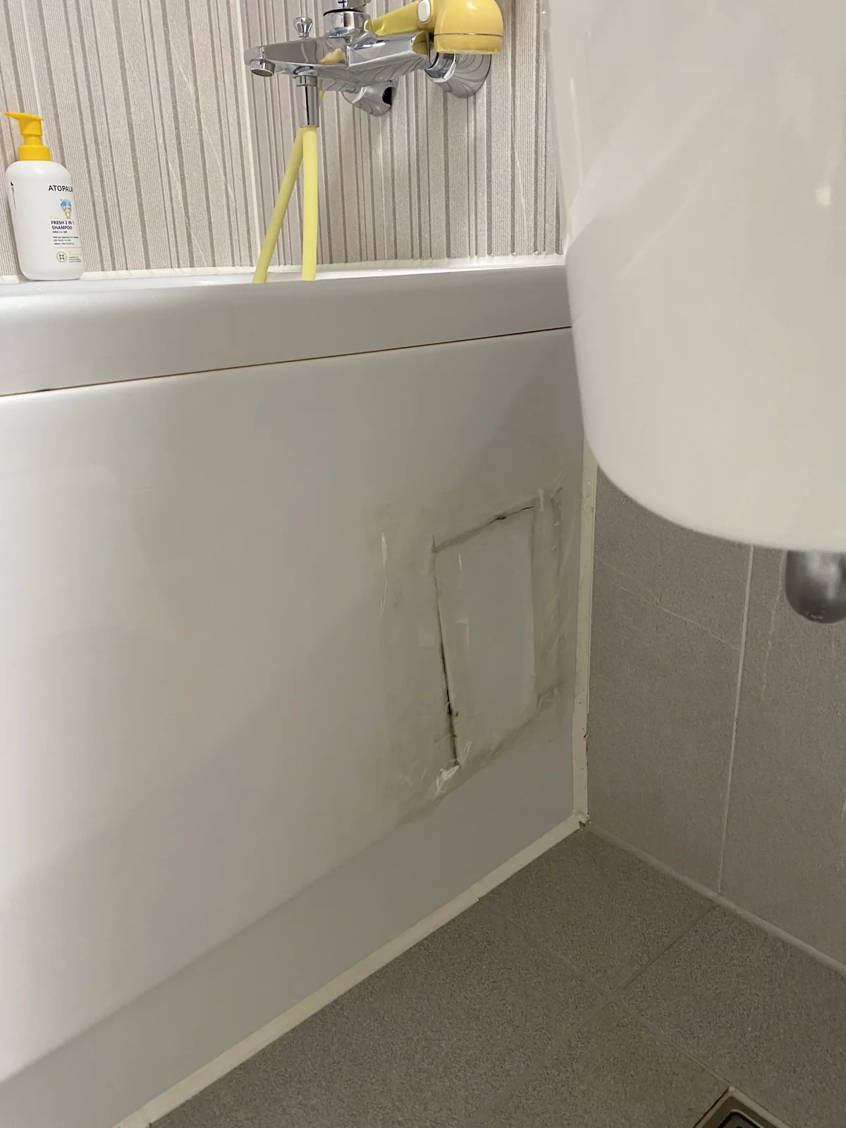 옆면교체 시공 전 노후되어 변형된 욕조 옆면 패널